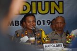 Kapolres Madiun AKBP Ruruh Wicaksono (kiri) menyampaikan penjelasan di depan wartawan saat penyampaian rilis akhir tahun di Aula Polres Madiun, Jawa Timur, Senin (30/12/2019). Dalam rilis akhir tahun tersebut Kapolres menyampaikan berbagai kegiatan Polres Madiun selama 2019, antara lain tentang data kriminalitas dan keberhasilan yang dicapai. Antara Jatim/Siswowidodo/zk