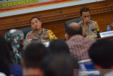 Kapolres Jombang, AKBP Boby P Tambunan (kiri) didampingi Wakapolres, Kompol Budi Setiono menggelar Anev Kamtibmas Akhir Tahun 2019 di Mapolres Jombang, Jawa Timur, Senin (30/12/2019). Selama tahun 2019 Polres Jombang dan Polsek jajaran telah menerima laporan sebanyak 746 kasus dan 475 kasus berhasil diselesaikan atau 63,67 persen, sedangkan tahun 2018 sebanyak 748 kasus dengan penyelesaian 405 kasus atau 54 persen, sementara satu kasus pembunuhan guru masih belum terungkap. Antara Jatim/Syaiful Arif/zk