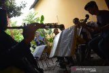 Pelajar belajar musik keroncong di Sanggar Komunitas Keroncong Anak Jombang, Jawa Timur, Senin (30/12/2019). Sejumlah pelajar di Kabupaten Jombang memanfaatkan libur sekolah dengan belajar musik keroncong, untuk melestarikan keroncong di tengah gempuran musik pop lokal dan mancanegara. Antara Jatim/Syaiful Arif/zk