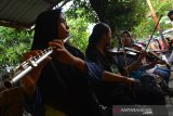 Pelajar belajar musik keroncong di Sanggar Komunitas Keroncong Anak Jombang, Jawa Timur, Senin (30/12/2019). Sejumlah pelajar di Kabupaten Jombang memanfaatkan libur sekolah dengan belajar musik keroncong, untuk melestarikan keroncong di tengah gempuran musik pop lokal dan mancanegara. Antara Jatim/Syaiful Arif/zk