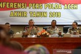 Kapolda Aceh, Irjen Pol Rio S Djambak (kedua kiri) didampingi sejumlah perwira polisi menyampaikan penjelasan saat rilis kasus akhir tahun 2019 di Mapolda Aceh, Banda Aceh, Selasa 931/12/2019). Polda Aceh menyatakan kasus kecelakaan lalulintas di Aceh selama tahun 2019 sebanyak 4.051 kasus atau meningkat drastis hampir seratus persen dibanding tahun 2018 sebanyak 1.750 kasus. Antara Aceh/Ampelsa.
