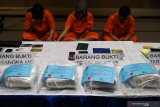 Petugas menunjukkan tersangka dan barang bukti saat ungkap kasus peredaran narkotika di Badan Narkotika Nasional Provinsi (BNNP) Jawa Timur, Surabaya, Jawa Timur, Selasa (31/12/2019). BNNP Jawa Timur menangkap tiga tersangka atas kasus dugaan mengedarkan narkotika jenis sabu dan mengamankan barang bukti salah satu diantaranya sabu seberat sekitar 8,150 kilogram. Antara Jatim/Didik/ZK