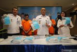 Petugas menunjukkan tersangka dan barang bukti saat ungkap kasus peredaran narkotika di Badan Narkotika Nasional Provinsi (BNNP) Jawa Timur, Surabaya, Jawa Timur, Selasa (31/12/2019). BNNP Jawa Timur menangkap tiga tersangka atas kasus dugaan mengedarkan narkotika jenis sabu dan mengamankan barang bukti salah satu diantaranya sabu seberat sekitar 8,150 kilogram. Antara Jatim/Didik/ZK