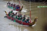 Lomba dayung perahu naga