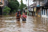 Genangan air di Pondok Jaya, Jakarta Selatan setinggi dada orang dewasa