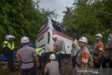 Petugas berusaha mengevakuasi bus primajasa yang terperosok kedalam jurang saat mengalami kecelakaan di Nagreg, Kabupaten Garut, Jawa Barat, Rabu (1/1/2020). Dalam kecelakaan tersebut, sebanyak 3 orang luka ringan dan 1 orang luka berat dari total 45 penumpang. Kecelakaan tersebut diduga akibat rem blong. ANTARA JABAR/Raisan Al Farisi/agr