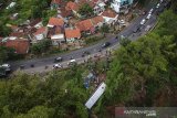 Foto udara bus primajasa yang terperosok kedalam jurang saat mengalami kecelakaan di Nagreg, Kabupaten Garut, Jawa Barat, Rabu (1/1/2020). Dalam kecelakaan tersebut, sebanyak 3 orang luka ringan dan 1 orang luka berat dari total 45 penumpang. Kecelakaan tersebut diduga akibat rem blong. ANTARA JABAR/Raisan Al Farisi/agr