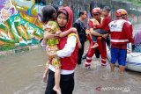 Aksi heroik relawan PMI selamatkan warga terjebak banjir di Jabodetabek