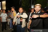 Wali Kota Banda Aceh Aminullah Usman (dua kanan) dan Ketua DPRK Farid Nyak Umar (kanan) melihat arloji saat memantau larangan perayaan pergantian tahun masehi dari 2019 ke 2020 di Banda Aceh, Aceh, Selasa (31/12/2019). Forum Komunikasi Pimpinan Daerah (Forkopimda) Kota Banda Aceh telah mengeluarkan imbauan dan seruan bersama yang melarang warga untuk merayakan pergantian tahun dengan pesta kembang api, mercon, meniup terompet dan kegiatan yang bertentangan dengan hukum syariat Islam. Antara Aceh/Irwansyah Putra.