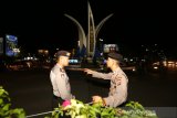 Personil Polresta Banda Aceh siaga saat memantau larangan perayaan pergantian tahun masehi dari 2019 ke 2020 di Bundara Simpang Lima, Banda Aceh, Aceh, Selasa (31/12/2019). Forum Komunikasi Pimpinan Daerah (Forkopimda) Kota Banda Aceh telah mengeluarkan imbauan dan seruan bersama yang melarang  warga untuk merayakan pergantian tahun dengan pesta kembang api, mercon, meniup terompet dan kegiatan yang bertentangan dengan hukum syariat Islam. Antara Aceh/Irwansyah Putra.