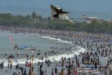 Ribuan pengunjung memadati pesisir Pantai Pangandaran, Jawa Barat, Rabu (1/1/2020). Warga memanfaatkan libur Tahun Baru 2020 berwisata bersama keluarga di kawasan wisata baru pangandaran yang ditata oleh Pemerintah Provinsi Jabar menjadi destinasi wisata kelas dunia. ANTARA JABAR/Adeng Bustomi/agr