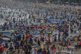 Ribuan pengunjung memadati pesisir Pantai Pangandaran, Jawa Barat, Rabu (1/1/2020). Warga memanfaatkan libur Tahun Baru 2020 berwisata bersama keluarga di kawasan wisata baru pangandaran yang ditata oleh Pemerintah Provinsi Jabar menjadi destinasi wisata kelas dunia. ANTARA JABAR/Adeng Bustomi/agr