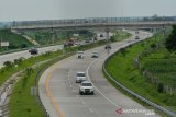 Kendaraan melintas di ruas tol Jombang-Mojokerto arah Surabaya di wilayah Blimbing, Kecamatan Kesamben, Jombang, Jawa Timur, Rabu (1/1/2020). Selain Cikampek-Palimanan, ruas tol Surabaya-Mojokerto mengalami penyesuaian mulai 3 Januari 2020 pukul 06.00 WIB. Penyesuaian tarif ini sebesar Rp1.000-Rp2.000, sesuai Keputusan Menteri Pekerjaan Umum dan Perumahan Rakyat No 1220/KPTS/M/2019 tanggal 27 Desember 2019 tentang Penyesuaian Tarif Tol pada Ruas Jalan Tol Surabaya-Mojokerto. Antara Jatim/Syaiful Arif/zk