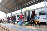 Penumpang Kereta Api melintas di Stasiun Banyuwangi Kota, Jawa Timur, Kamis(2/1/2020). Penjualan tiket kereta api masa arus balik libur Natal dan Tahun Baru 2020 melalui Banyuwangi telah habis terjual hingga 5 Januari 2020. Antara Jatim/Budi Candra Setya/zk.