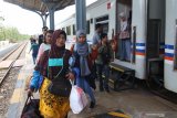 Penumpang Kereta Api melintas di Stasiun Banyuwangi Kota, Jawa Timur, Kamis(2/1/2020). Penjualan tiket kereta api masa arus balik libur Natal dan Tahun Baru 2020 melalui Banyuwangi telah habis terjual hingga 5 Januari 2020. Antara Jatim/Budi Candra Setya/zk.