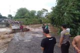 Jembatan Tampes penghubung Bayan-Tanjung putus akibat banjir