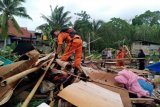 Personel Basarnas Pos SAR Wakatobi membantu membersihkan rumah yang ambruk akibat diterpa angin puting beliung di Desa Fungka, Kabupaten Wakatobi, Sulawesi Tenggara, Kamis (2/1/2020). Sebanyak 10 unit rumah warga rusak berat dan belasan lain rusak ringan akibat diterpa angin puting beliung di tiga wilayah yaitu Desa Mola, Desa Mandati dan Desa Fungka. ANTARA FOTO/Humas Basarnas/Jojon/nym.