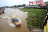 Sampah yang terbawa arus sungai martapura menumpuk di bawah Jembatan Pangeran Antasari, Banjarmasin, Kalimantan Selatan, Kamis (2/1/2020). Sebanyak 57 orang pasukan turbo dari Dinas PUPR Kota Banjarmasin di kerahkan untuk membersihkan sampah yang menutup sungai Martapura hingga mengakibatkan arus lalu lintas transportasi air terhambat. Foto Antaranews Kalsel/Bayu Pratama S.