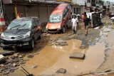 Kemarin, Raup untung di tengah banjir  hingga tumpukan mobil