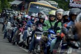 Kendaraan terjebak kemacetan saat diberlakukannya sistem satu arah di Jalan Raya Lembang, Kabupaten Bandung Barat, Jawa Barat, Kamis (2/1/2020). Petugas Kepolisian Kabupaten Bandung Barat memprediksi arus balik liburan Tahun Baru 2020 di Lembang akan terjadi pada Sabtu (4/1/2020) mendatang. ANTARA JABAR/Raisan Al Farisi/agr