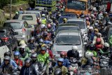 Kendaraan terjebak kemacetan saat diberlakukannya sistem satu arah di Jalan Raya Lembang, Kabupaten Bandung Barat, Jawa Barat, Kamis (2/1/2020). Petugas Kepolisian Kabupaten Bandung Barat memprediksi arus balik liburan Tahun Baru 2020 di Lembang akan terjadi pada Sabtu (4/1/2020) mendatang. ANTARA JABAR/Raisan Al Farisi/agr