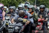 Seorang pengendara tertidur saat terjebak kemacetan saat diberlakukannya sistem satu arah di Jalan Raya Lembang, Kabupaten Bandung Barat, Jawa Barat, Kamis (2/1/2020). Petugas Kepolisian Kabupaten Bandung Barat memprediksi arus balik liburan Tahun Baru 2020 di Lembang akan terjadi pada Sabtu (4/1/2020) mendatang. ANTARA JABAR/Raisan Al Farisi/agr