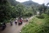 Sejumlah kendaraan roda dua mencoba melintasi akses jalan wisata yang terputus di Babakan Madang, Kabupaten Bogor, Jawa Barat, Kamis (2/1/2020). Jalur utama menuju kawasan wisata Sentul dan Babakan Madang tersebut terputus akibat longsor yang disebabkan guyuran hujan. ANTARA FOTO/Yulius Satria Wijaya/nym.