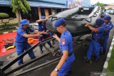 Personel Kepolisian Perairan dan Udara (Polairud) Polda Jawa Timur mempersiapkan perahu karet saat Apel Peralatan Siaga Banjir di Ditpolairud Polda Jawa Timur, Surabaya, Jawa Timur, Jumat (3/1/2020). Ditpolairud Polda Jawa Timur menyiagakan personelnya beserta peralatan lengkap untuk kegiatan pencarian dan pertolongan (SAR) di  sejumlah wilayah di Jawa Timur untuk menghadapi kemungkinan adanya bencana banjir. Antara Jatim/Didik/ZK