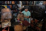 Perajin memproduksi tas lukis dan ukir khas Bali berbahan kulit sapi di Denpasar, Bali, Jumat (3/1/2020). Kementerian Perindustrian (Kemenperin) menargetkan sebanyak 2.000 pelaku industri kreatif tumbuh pada tahun 2020 dengan berbagai spesialisasi seperti animasi, kerajinan dan barang seni. ANTARA FOTO/Nyoman Hendra Wibowo/nym