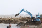 Pekerja menggunakan alat berat memperbaiki tanggul pemecah ombak di pantai dadap, Juntinyuat, Indramayu, Jawa Barat, Jumat (3/1/2020). Abrasi di pantai yang terjadi beberapa tahun terakhir kian mengikis kawasan pantai dan berpotensi mengancam permukiman warga. ANTARA JABAR/Dedhez Anggara/agr