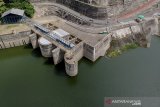 Foto udara bendungan Waduk Cirata di Kabupaten Bandung Barat, Jawa Barat, Jumat (3/1/2020). Pemerintah bekerjasama dengan perusahaan pengembang energi terbarukan asal Uni Emirat Arab (UEA) dan Masdar akan membangun Pembangkit Listrik Tenaga Surya (PLTS) terapung pertama di Indonesia di Waduk Cirata dengan kapasitas 145 megawatt yang digadang-gadang akan menjadi PLTS terapung terbesar se-Asia Tenggara. ANTARA JABAR/Raisan Al Farisi/agr