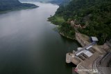 Foto udara bendungan Waduk Cirata di Kabupaten Bandung Barat, Jawa Barat, Jumat (3/1/2020). Pemerintah bekerjasama dengan perusahaan pengembang energi terbarukan asal Uni Emirat Arab (UEA) dan Masdar akan membangun Pembangkit Listrik Tenaga Surya (PLTS) terapung pertama di Indonesia di Waduk Cirata dengan kapasitas 145 megawatt yang digadang-gadang akan menjadi PLTS terapung terbesar se-Asia Tenggara. ANTARA JABAR/Raisan Al Farisi/agr