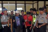 Polisi meminta keterangan dari seorang penumpang Kapal Motor (KM) Leuser yang membawa pedang saat inspeksi penduduk pendatang pascaliburan Natal dan Tahun Baru di Pelabuhan Benoa, Denpasar, Bali, Sabtu (4/1/2020). Petugas gabungan dari berbagai unsur tersebut memeriksa para penumpang kapal motor dari Bima, Nusa Tenggara Barat (NTB) itu dan berhasil menyita tiga tengkorak rusa, lima senjata tajam dan empat pendatang yang melanggar kependudukan. ANTARA FOTO/Nyoman Hendra Wibowo/nym.