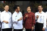 Menteri Pertanian Syahrul Yasin Limpo (kedua kiri) berbincang dengan Gubernur Bali Wayan Koster (kedua kanan) didampingi Dirjen Tanaman Pangan Suwandi (kanan) dan anggota DPD RI Made Mangku Pastika (kiri) usai penandatanganan nota kesepahaman di Denpasar, Bali, Sabtu (4/1/2020). Dalam nota kesepahaman tersebut, Kementerian Pertanian berkomitmen untuk mendorong kegiatan pertanian, perkebunan dan peternakan di Bali. ANTARA FOTO/Fikri Yusuf/nym.