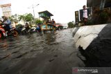 Sejumlah pengendara melintas di genangan air di Jalan Ahmad Yani, Banjarmasin, Kalimantan Selatan, Sabtu (4/1/2020). Intensitas hujan yang cukup tinggi melanda Kota Banjarmasin mengakibatkan sejumlah jalan raya tergenang air yang mengganggu pengguna jalan. Foto Antaranews Kalsel/Bayu Pratama S.