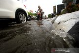 Sejumlah pengendara melintas di genangan air di Jalan Ahmad Yani, Banjarmasin, Kalimantan Selatan, Sabtu (4/1/2020). Intensitas hujan yang cukup tinggi melanda Kota Banjarmasin mengakibatkan sejumlah jalan raya tergenang air yang mengganggu pengguna jalan. Foto Antaranews Kalsel/Bayu Pratama S.