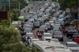 Kendaraan terjebak kemacetan menuju arah Gerbang Tol Pasteur di Bandung, Jawa Barat, Minggu (5/1/2020). Petugas Jasamarga Gerbang Tol Pasteur mencatat, hingga pukul 14.00 jumlah kendaraan yang memasuki Gerbang Tol Pasteur menuju Jakarta pada hari terakhir liburan Tahun Baru 2020 mencapai 9.776 kendaraan. ANTARA JABAR/Raisan Al Farisi/agr