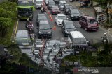 Kendaraan terjebak kemacetan menuju arah Gerbang Tol Pasteur di Bandung, Jawa Barat, Minggu (5/1/2020). Petugas Jasamarga Gerbang Tol Pasteur mencatat, hingga pukul 14.00 jumlah kendaraan yang memasuki Gerbang Tol Pasteur menuju Jakarta pada hari terakhir liburan Tahun Baru 2020 mencapai 9.776 kendaraan. ANTARA JABAR/Raisan Al Farisi/agr