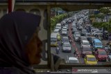 Kendaraan terjebak kemacetan menuju arah Gerbang Tol Pasteur di Bandung, Jawa Barat, Minggu (5/1/2020). Petugas Jasamarga Gerbang Tol Pasteur mencatat, hingga pukul 14.00 jumlah kendaraan yang memasuki Gerbang Tol Pasteur menuju Jakarta pada hari terakhir liburan Tahun Baru 2020 mencapai 9.776 kendaraan. ANTARA JABAR/Raisan Al Farisi/agr