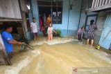 Warga beraktivitas saat banjir di kawasan Cempaka, Banjarbaru, Kalimantan Selatan, Minggu (5/1/2020). Banjir yang disebabkan meluapnya sungai Tiung di kawasan Cempaka tersebut berdasarkan data Badan Penanggulangan Bencana Daerah (BPBD) Kalsel mengakibatkan 70 rumah dan tiga sekolah PAUD terendam. Foto Antaranews Kalsel/Bayu Pratama S.