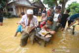 Warga beraktivitas saat banjir di kawasan Cempaka, Banjarbaru, Kalimantan Selatan, Minggu (5/1/2020). Banjir yang disebabkan meluapnya sungai Tiung di kawasan Cempaka tersebut berdasarkan data Badan Penanggulangan Bencana Daerah (BPBD) Kalsel mengakibatkan 70 rumah dan tiga sekolah PAUD terendam. Foto Antaranews Kalsel/Bayu Pratama S.