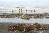 Sejumlah anak bermain disekitar tumpukan sampah yang tersebar di Pantai Sedari, Karawang, Jawa Barat, Minggu (5/1/2020). Keberadaan sampah yang mencemari kawasan pantai tersebut diduga kiriman dari hulu yang terbawa arus sehingga menggangu keindahan dan kenyamanan pengunjung serta berdampak buruk pada ekosistem laut. ANTARA JABAR/M Ibnu Chazar/agr