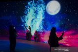 Warga menikmati wisata seni Digital video mapping Kala Kini Nanti di Paris Van Java Mall, Bandung, Jawa Barat, Minggu (5/1/2020). Kala Kini Nanti merupakan seni digital yang menampilkan wahana imajinasi visual 3 dimensi yang menjadi salah satu potensi wisata baru bagi masyarakat di Kota Bandung. ANTARA JABAR/Novrian Arbi/agr