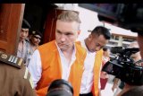 Dua Warga Negara Australia David Dirk Johanes Van Iersel (kiri) dan William Roy Astillero Cabantog (kanan) meninggalkan ruang sidang usai menjalani sidang vonis di Pengadilan Negeri Denpasar, Bali, Senin (6/1/2020). William Cabantog divonis hukuman satu tahun penjara dan David Van Iersel divonis sembilan bulan penjara dalam kasus penyalahgunaan narkoba jenis kokain seberat 1,12 gram. ANTARA FOTO/Fikri Yusuf/nym.