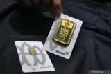 Pramuniaga menunjukkan emas batangan PT Aneka Tambang Tbk (ANTM) atau emas Antam di sebuah gerai emas di Malang, Jawa Timur, Senin (6/1/2020). Pengusaha emas setempat mengaku, kenaikan harga emas Antam terutama untuk berat satu gram yang mencapai rekor tertinggi yakni di kisaran Rp819.000 membuat permintaan logam mulia tersebut menurun sekitar 15 persen. Antara Jatim/Ari Bowo Sucipto/zk