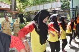 Ibu-ibu PKK melakukan senam cuci tangan saat Penilaian Lomba Kesatuan Gerak Kesatuan Pembinaan Kesejahteraan Keluarga Kependudukan Keluarga Berencana dan Pembangunan Keluarga (PKK-KKBPK) Kesehatan di Desa Kradinan, Kecamatan Dolopo, Kabupaten Madiun, Jawa Timur, Senin (6/1/2020). Desa Kradinan merupakan satu dari tiga desa di Jawa Timur yang dinilai dalam lomba tersebut. Antara Jatim/Siswowidodo/zk