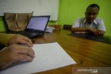 Seorang guru membacakan soal melalui kertas braille saat kegiatan belajar mengajar di SLB ABCD Caringin, Bandung, Jawa Barat, Senin (6/1/2020). Sebanyak 25 siswa tidak mampu di SLB ABCD tidak dibebankan biaya sekolah guna mendapatkan kesetaraan pendidikan seperti siswa difabel lainnya. ANTARA JABAR/Raisan Al Farisi/agr