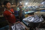 Pedagang ikan melayani pembeli di salah satu stan di Pasar Pabean, Surabaya, Jawa Timur, Selasa (7/1/2020). Menurut para pedagang harga sejumlah ikan laut naik antara Rp2.000 hingga Rp15.000 per kilogram dari harga sebelumnya karena dipicu kurangnya pasokan ikan dari nelayan akibat cuaca buruk yang terjadi dalam sepekan terakhir. Antara Jatim/Moch Asim/zk.