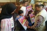 400 paket perlengkapan sekolah untuk anak warga Talangsari Lampung disalurkan