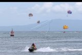 Sejumlah wisatawan bermain wahana permainan air di kawasan watersport Tanjung Benoa, Badung, Bali, Selasa (7/1/2020). Sejumlah pengelola wahana pariwisata air di kawasan Tanjung Benoa melakukan buka tutup wahana permainan air sejak beberapa hari terakhir akibat cuaca buruk dan angin kencang yang dapat membahayakan aktivitas wisatawan. ANTARA FOTO/Fikri Yusuf/nym.